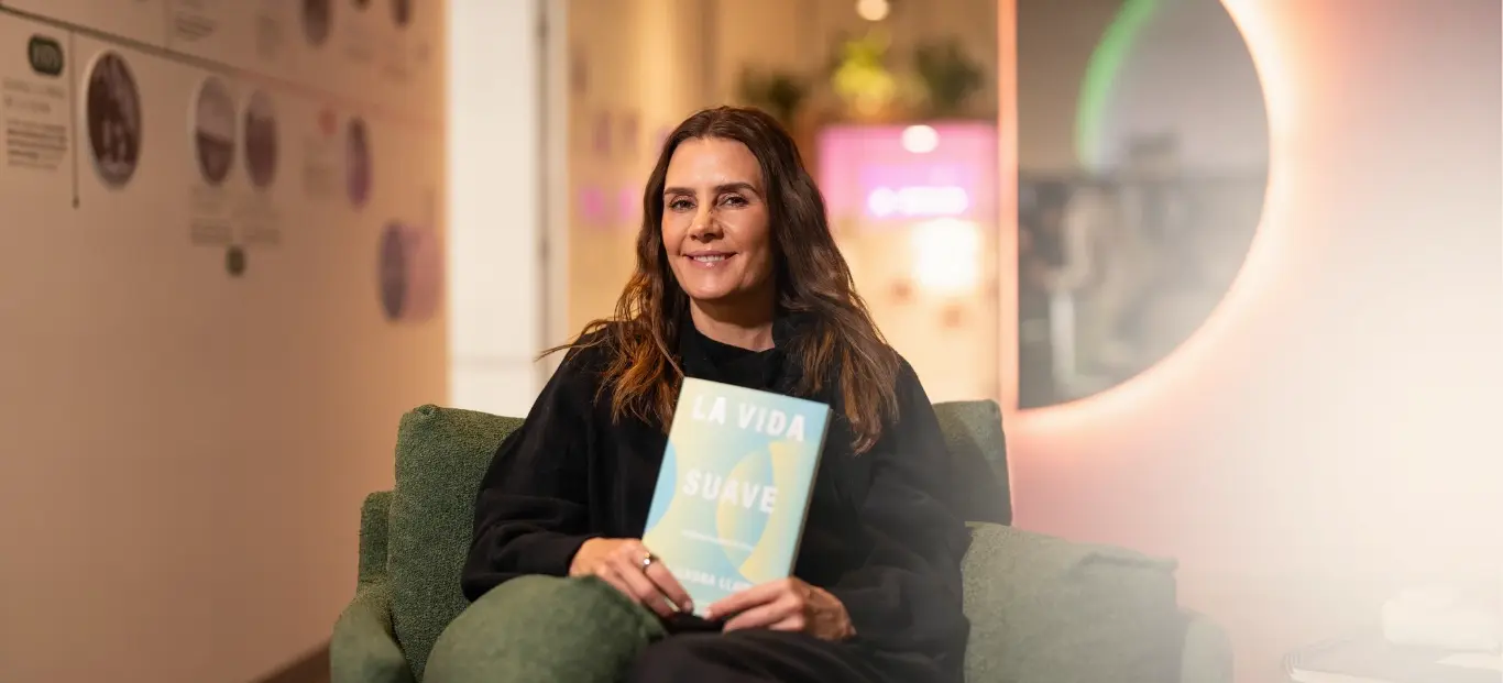 Woman holding the book La vida suave at book club
