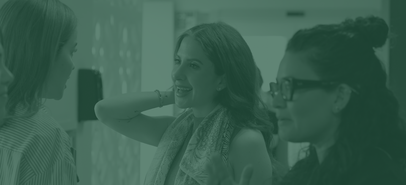 Mujeres de la comunidad Dalia en una conversación